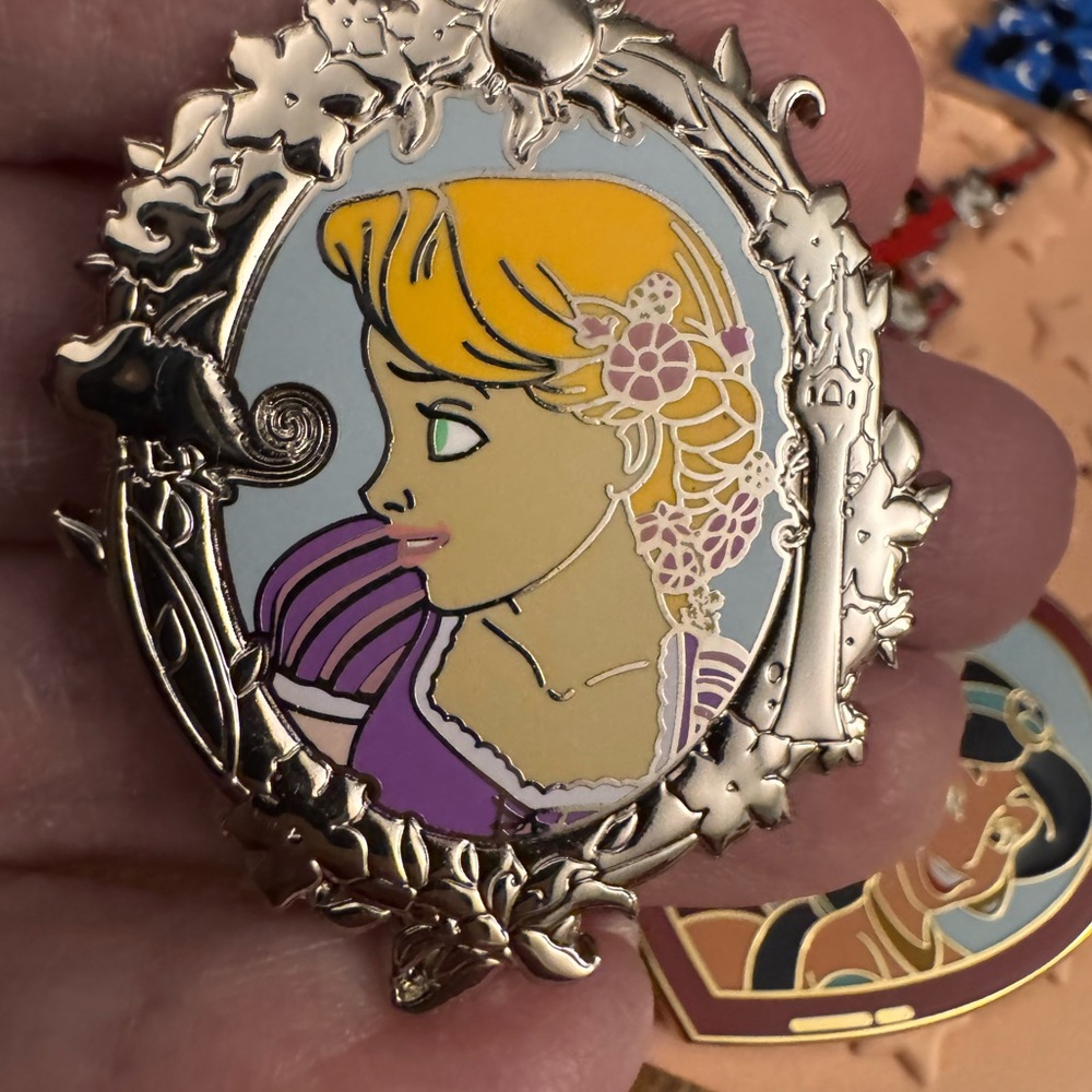 One “LOT” of excellent condition Disney Pins. 25 pins in total. - Picture 12 of 16